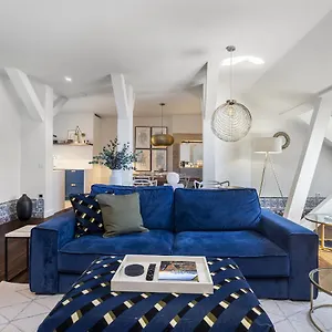 Downtown Luxury Family Apartment